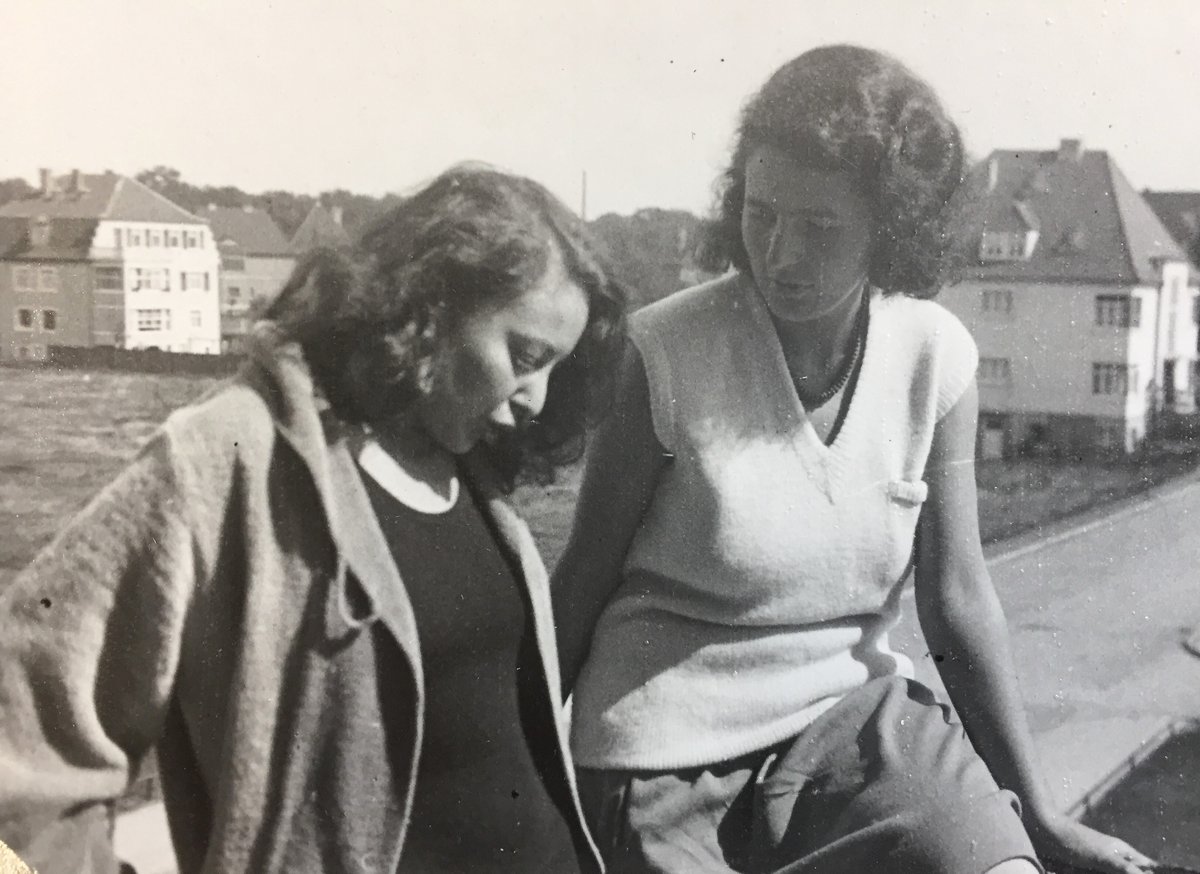 Otti Berger (t.v.) sammen med en medstudent på Bauhaus. Foto fra arkitekt Ola Mørk Sandviks fotoalbum med bilder fra Bauhaus.