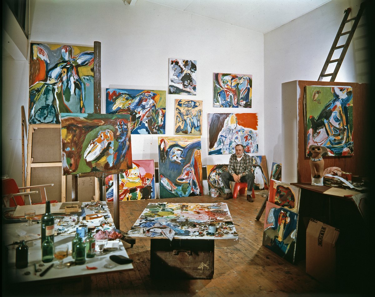 Cobra-kunstner Asger Jorn i sitt studio i forstaden Colombes i Paris i 1970.