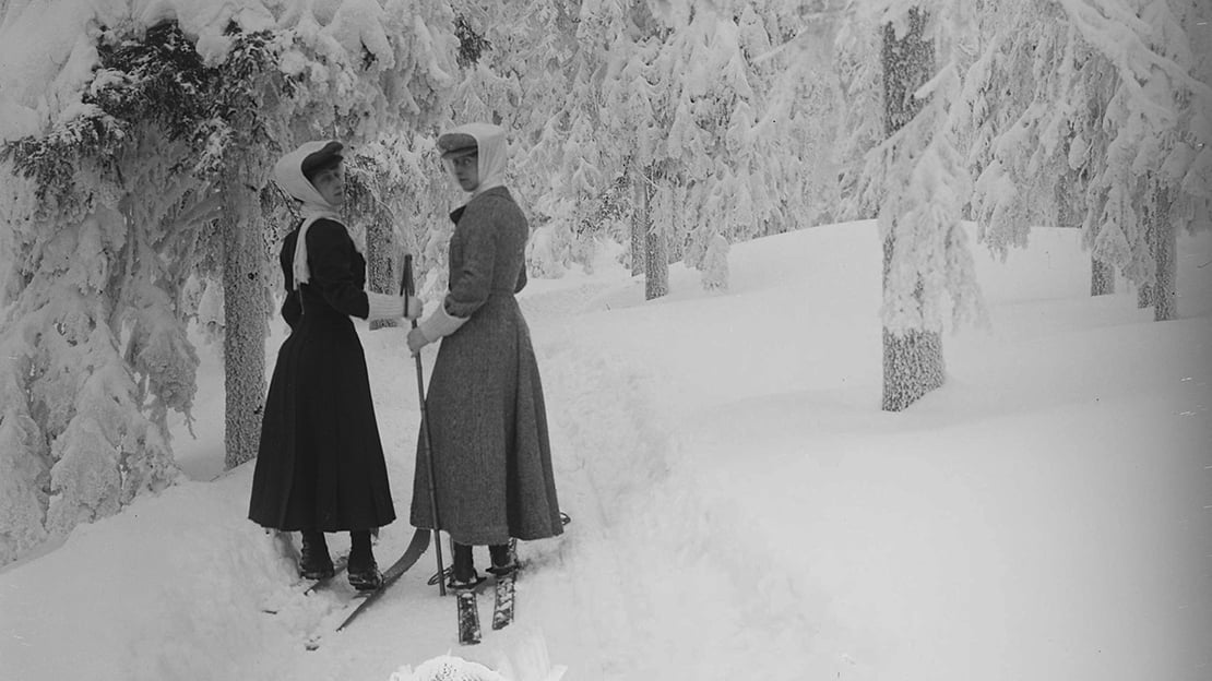 Skiing with her sister, Princess Victoria, 14 February 1907 two women skiing