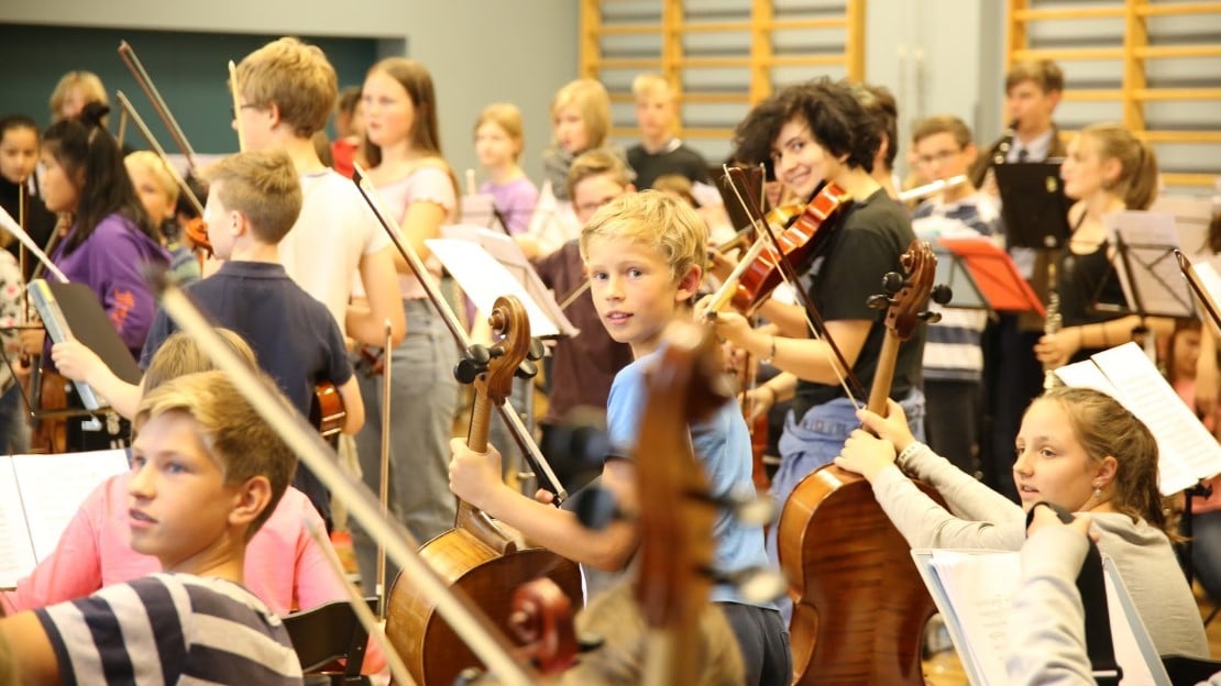 Bli med på en rolig adventsstund i Villa Stenersen for hele familien. Med musikk, verksted og omvisninger.