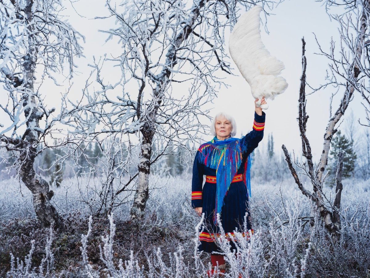 Britta Marakatt-Labba (født 1951). Hedersportrett 2022. Govven: Marja Helander