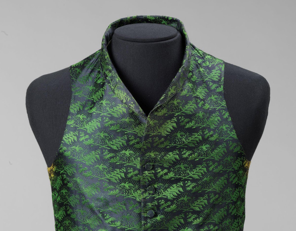 Syttende Mai Veste, uidentifisert, mellom 1826 og 1831. Ein vest i silke med grønt mønster på blå bakgrunn.