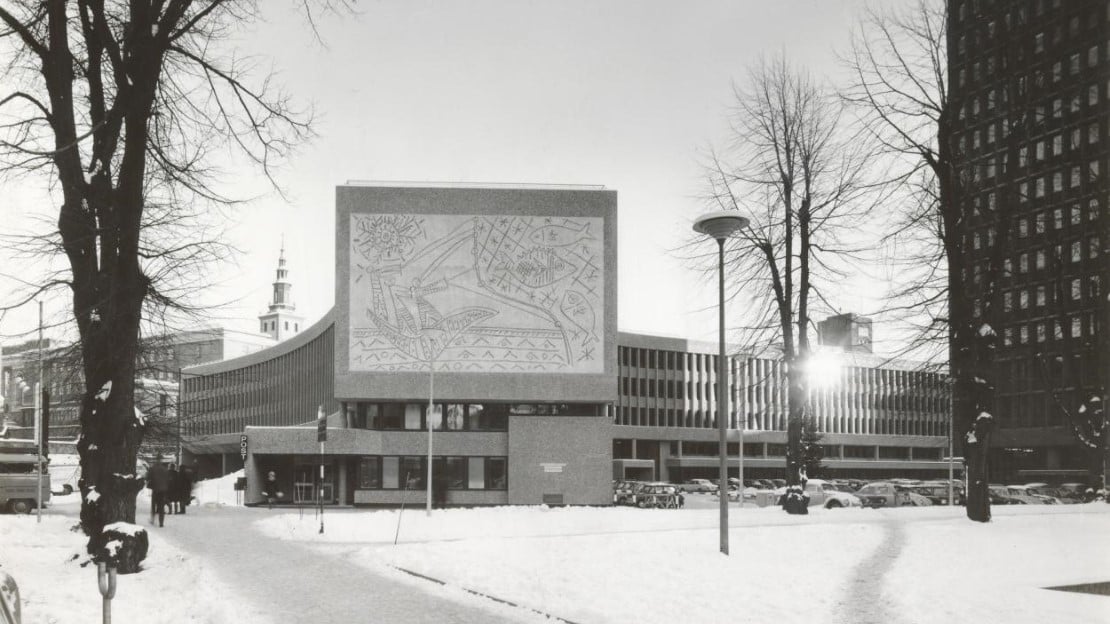 In fall 2020, experience an exhibition about Erling Viksjø and his collaborations with artists. Pictured: The Y-building in Oslo Y-shaped governmental building with large Picasso work in the front facade