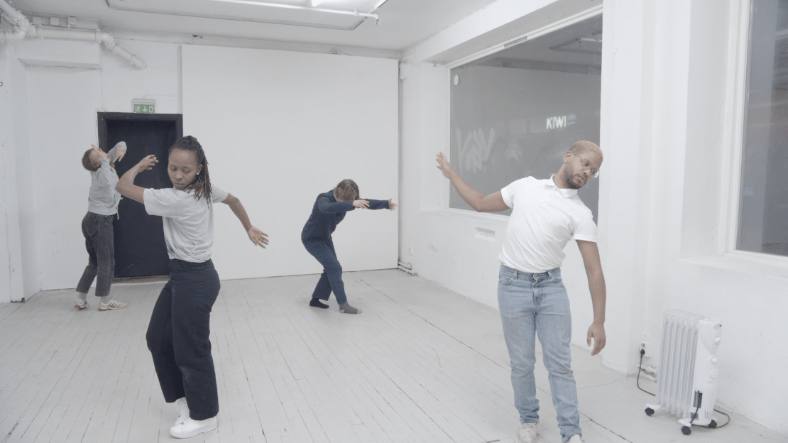 Fra Jasper Siverts «Solo Show». Fire dansere i et hvitt rom