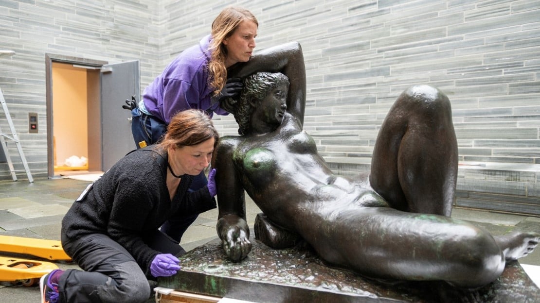 Skulpturmontering under innflytning i nytt museum. Gerhard Henning, «Liggende pike», 1914-1943.