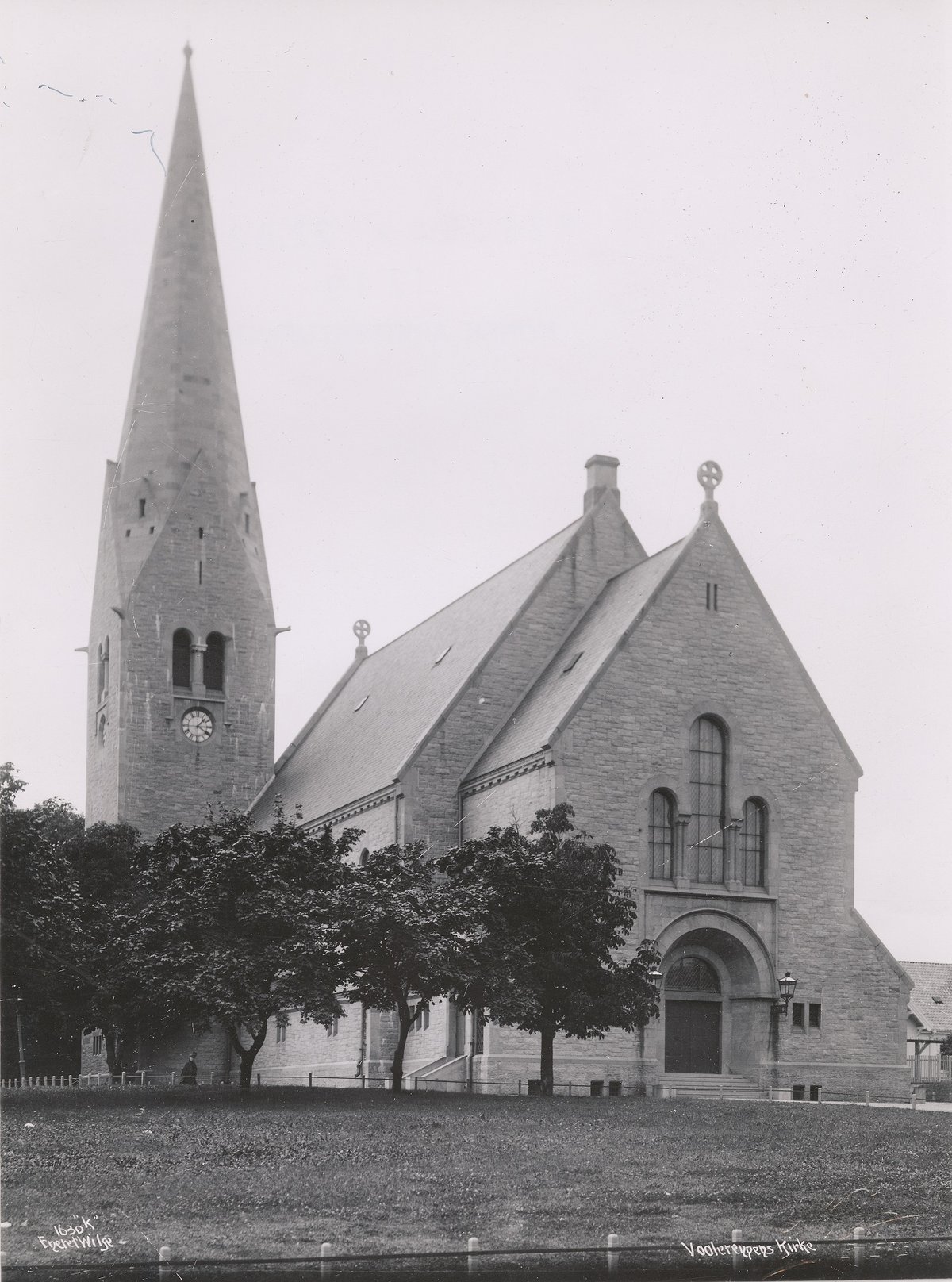 Svart-hvitt bilde av kirke.