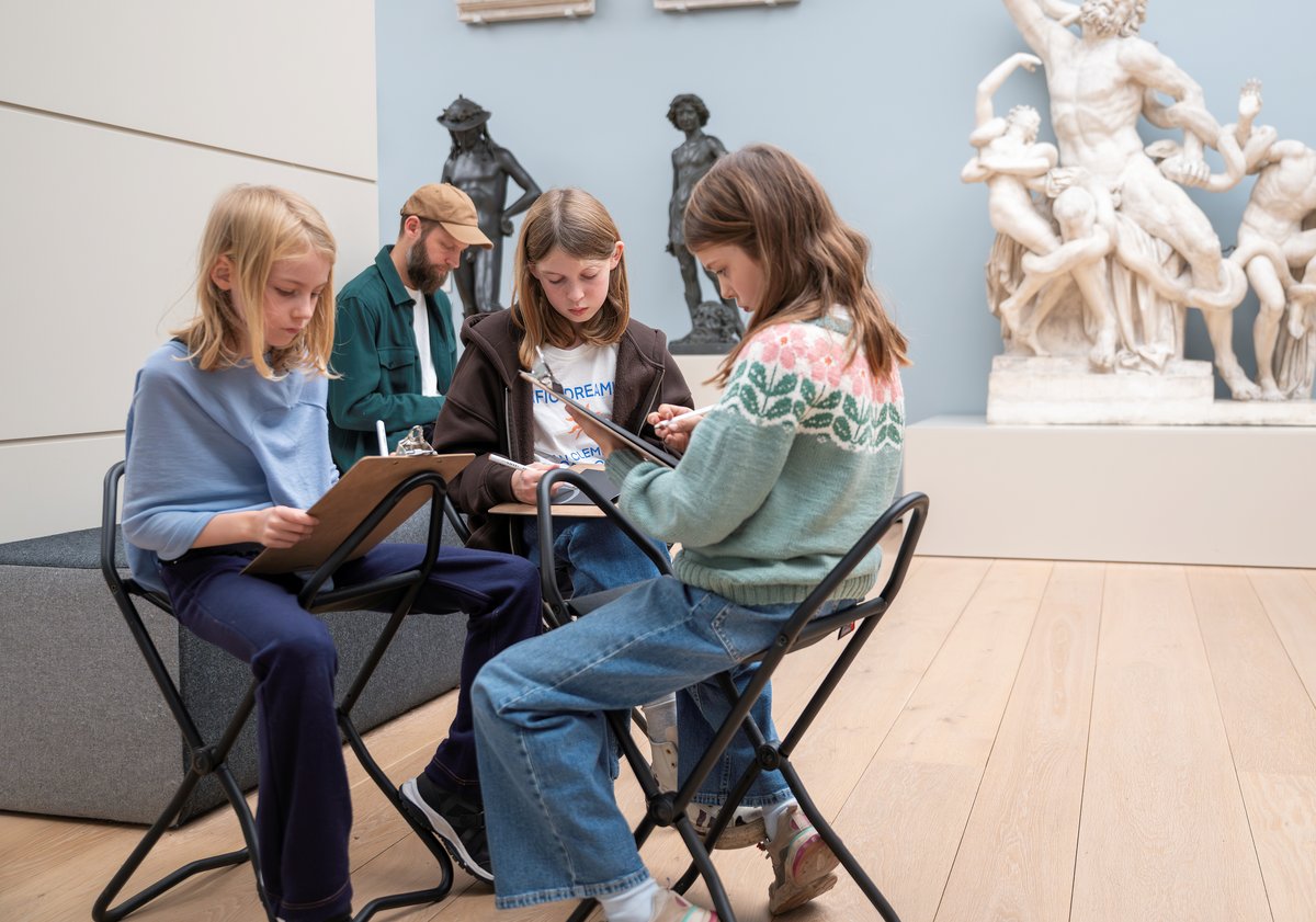 Bildet viser 3 barn som tegner i Nasjonalmuseets gipssamling.
