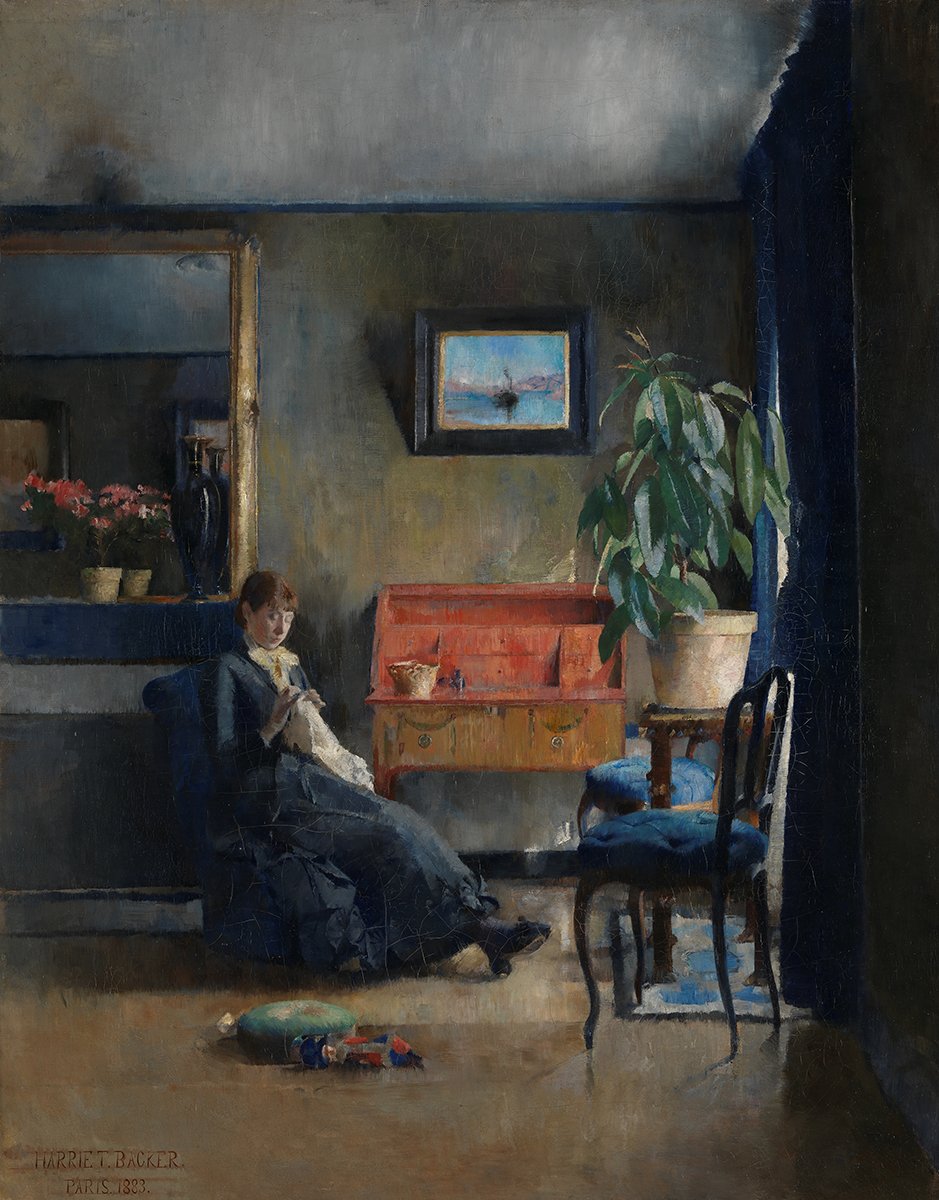 Harriet Backer, «Blått interiør», 1883 Kvinne sitter med sysaker i stue med blått interiør og en plante og en rød kommode.