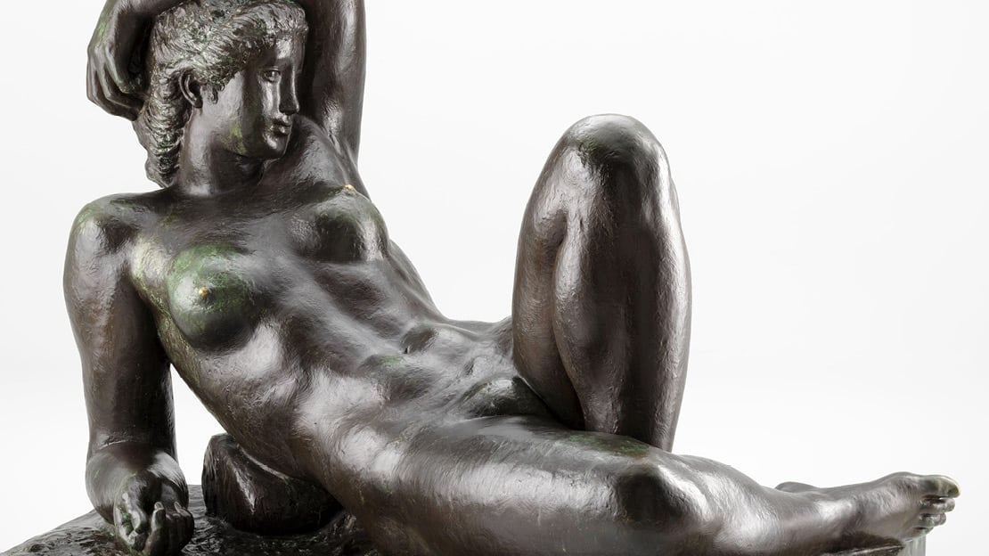 Gerhard Henning, «Liggende pike», 1914–1943. Skulptur i bronse. Skulpturen viser en pike liggende, med den ene armen hvilende over hodet.