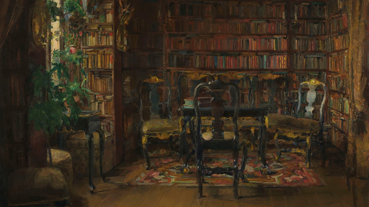 Harriet Backer, «Thorvald Boecks bibliotek» (utsnitt), 1902. Maleriet viser et velfylt bibliotek i et privat hjem. Foran bokhyllene står et bord med stoler rundt.