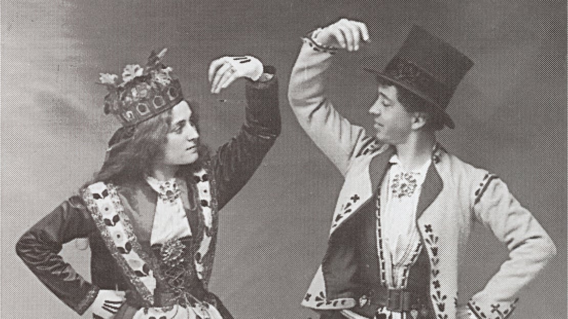 Brudedans: Clara Rasmussen, Christian Christensen (utsnitt), 1903, fra balletten «Brudeferd i Hardanger» av August Bournonville Et brudepar, kledd i bunad, danser sammen. De er vendt mot hverandre. Bruden har brudekrone.