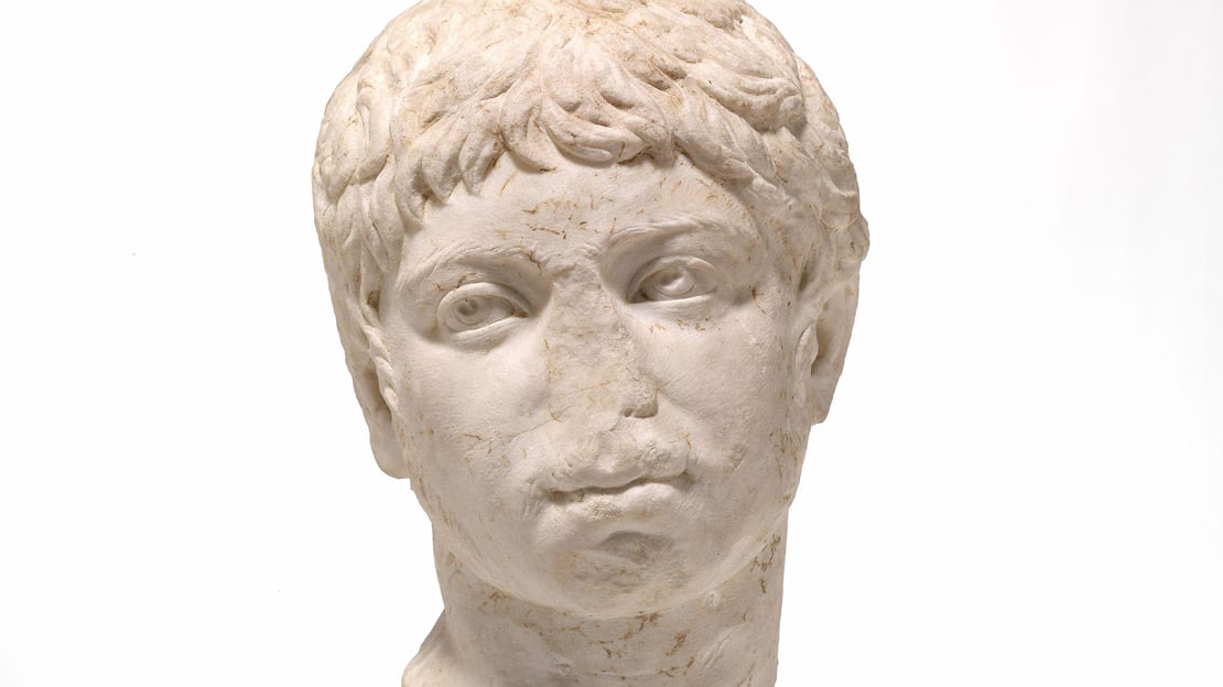 Ukjent kunstner, «Portrett av Elagabal» (utsnitt), 2. type, Mellom 218 og 222 e. Kr. Portrett hugget i marmor. Figuren mangler nese.