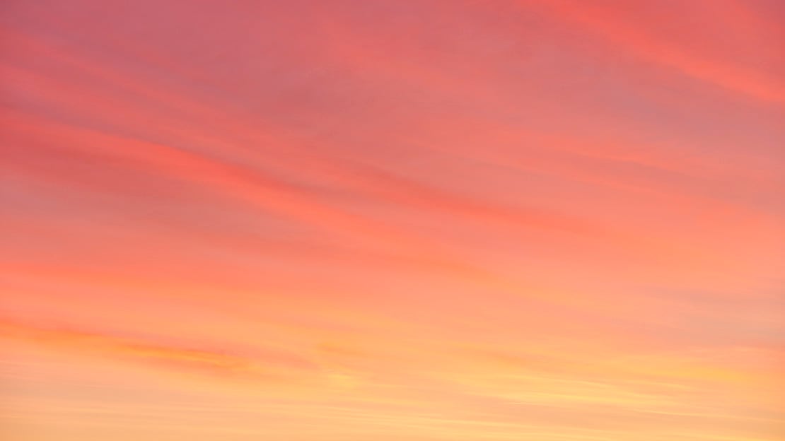 Intens rosa og orange farget himmel i solnedgang