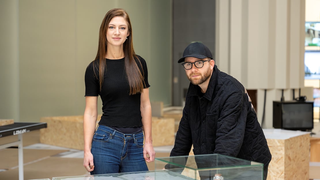 Charlotte Hansson og Luis Callejas i LCLA OFFICE står ved «Glasshagen» 