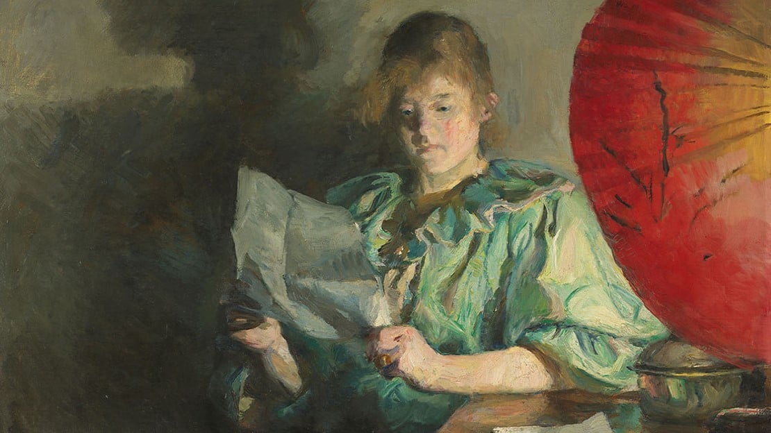 Harriet Backer, «Aften, interiør» (utsnitt), 1896. Bildet viser en kvinne i grønn kjole som leser et brev. På høyre side kommer det et sterkt lampelys.