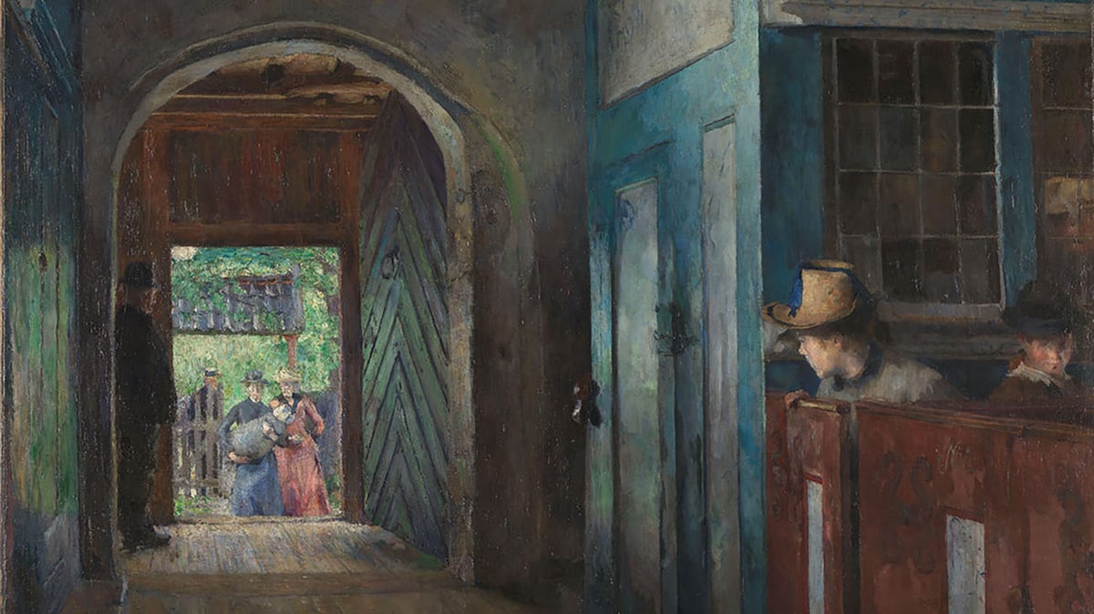 Harriet Backer, «Barnedåp i Tanum kirke» (utsnitt), 1892. En kirkedør åpnes. En kvinne sitter på en benkerad og ser ut på de to som kommer bærende med dåpsbarnet.