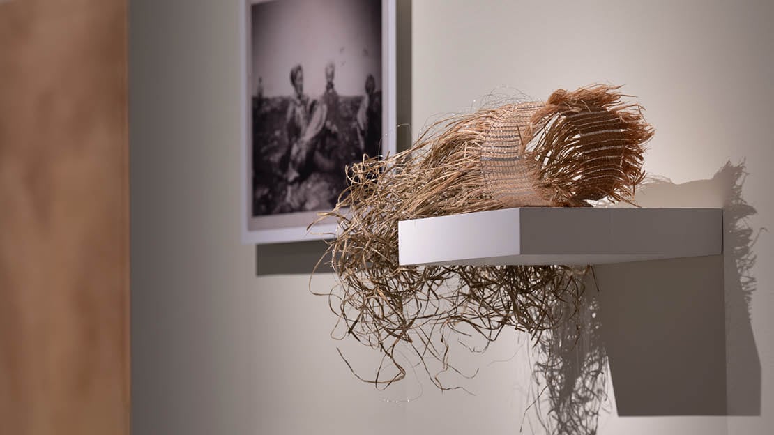 Foto av et verket «Bahkadit 4»  i utstillingen «KUNST·HÅND·VERK»