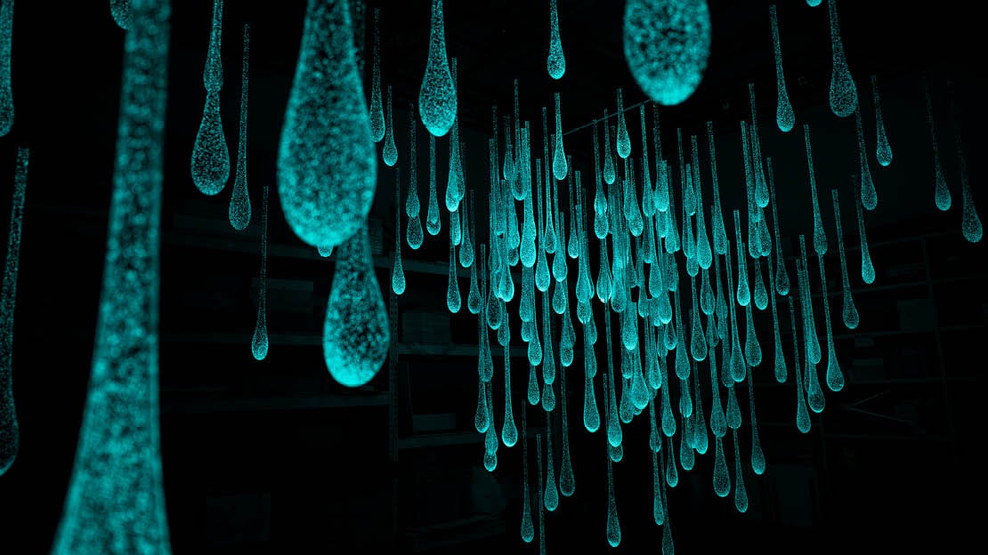 Rui Sasaki, «Liquid Sunshine / Hakuu calling from Bergen in Oslo», 2025 Glassformer i blålig farge henger fra et tak i et mørkt rom