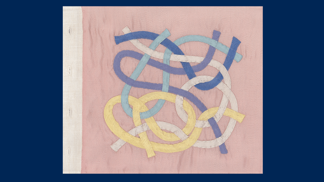 Louise Bourgeois, «Ode à l'Oubli», 2004 (detalj) Fotografi av et tekstilverk av kunstner Louise Bourgeois. Avlange, bølgete tekstilremser er sydd sammen i en organisk form.