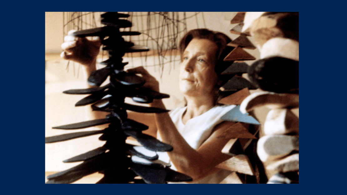 Bourgeois i sitt hjem i New York City i 1965, med flere av sine «Personage»-skulpturer, blant dem «Femme Volage» (utsnitt) Fotografi av kunstneren Louise Bourgeois som bygger en av sine Personages-skulpturer