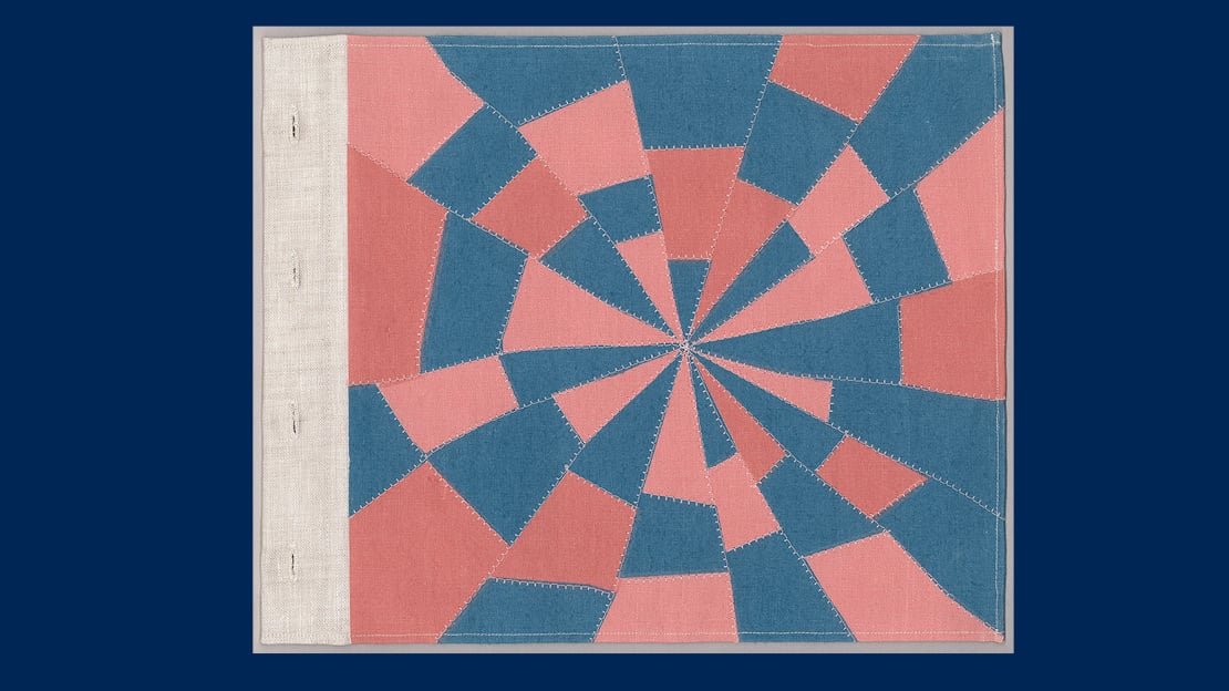 Louise Bourgeois, «Ode à l'Oubli», 2004 (detalj) Fotografi av et tekstilkunstverk av kunstneren Louise Bourgeois. Rosa og blå tekstilbiter er sydd sammen i et geometrisk mønster
