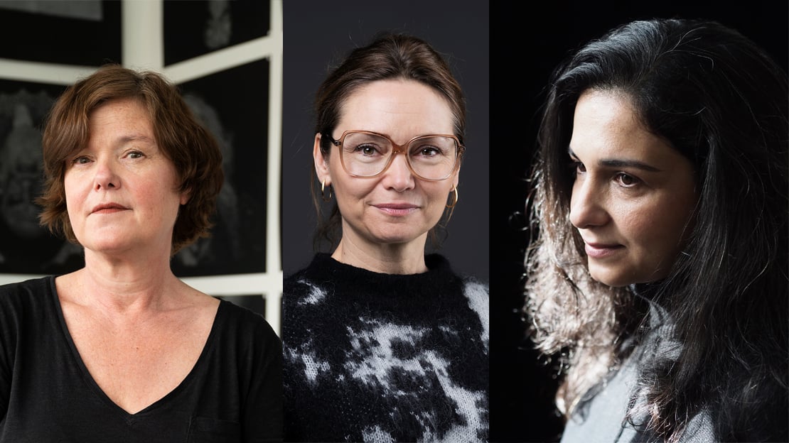 Portretter av kunstnerne Hanne Lydia Opøien Figenschou, Gelawesh Waledkhani og avdelingsdirektør Rikke Komissar.