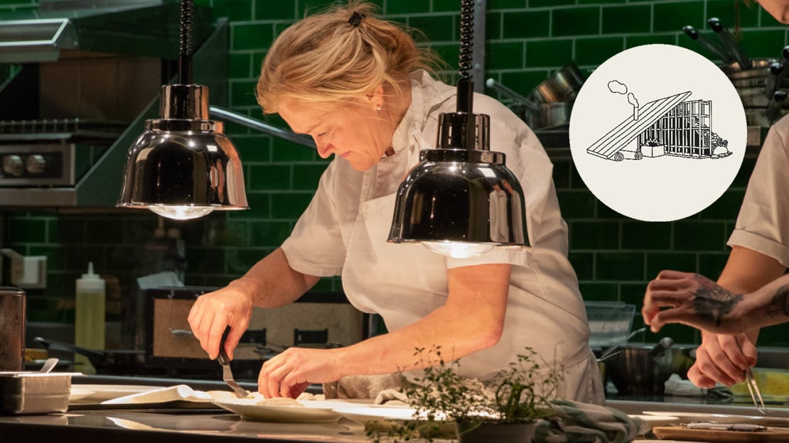 Kokk anretter mat i restaurantkjøkken