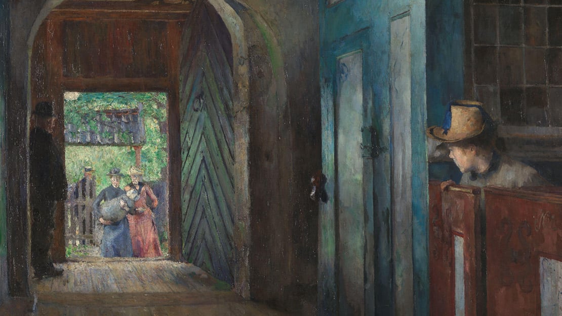 Harriet Backer, «Barnedåp i Tanum kirke» (utsnitt), 1892. Gjennom en åpen kirkedør ser vi to kvinner på vei inn i kirken. Den ene bærer et barn som skal døpes.
