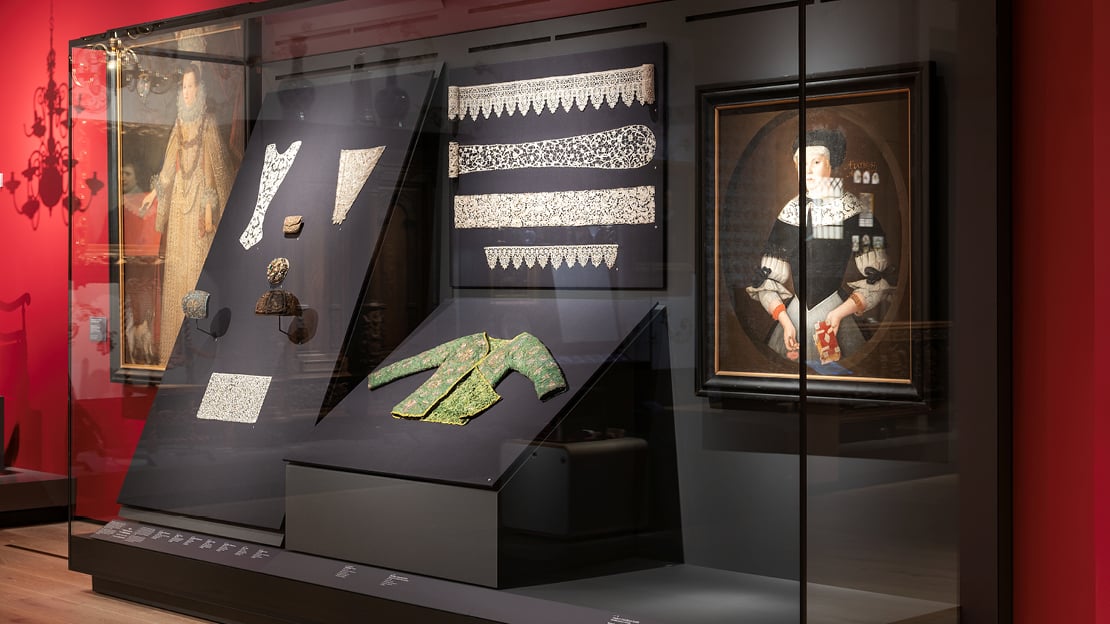 Monter med nattrøye fra Nasjonalmuseets samlingspresentasjon.
