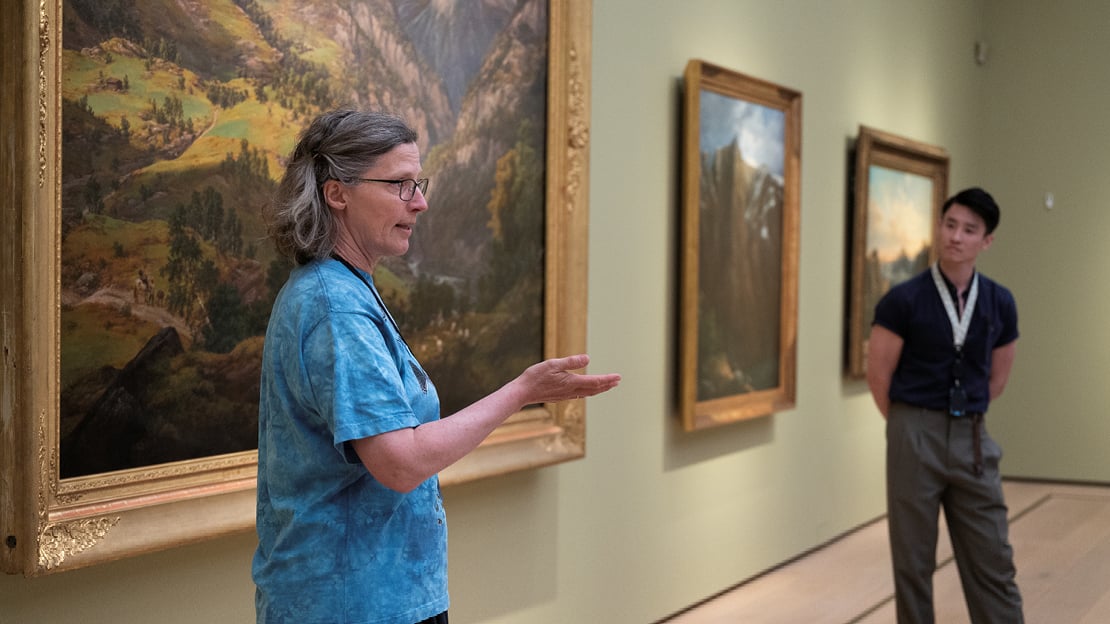 Bildet viser en situasjon fra en omvisning i museets samlingen med Anne Sverdrup-Thygeson professor i bevaringsbiologi