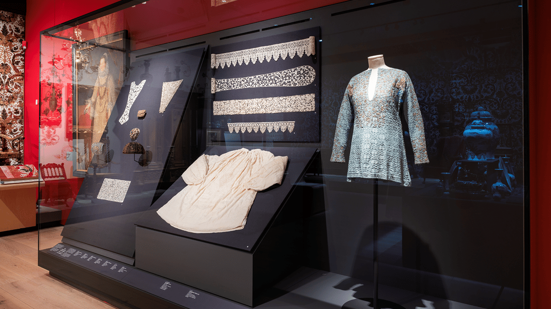 Monter med tekstiler i Nasjonalmuseets samlingspresentasjon.