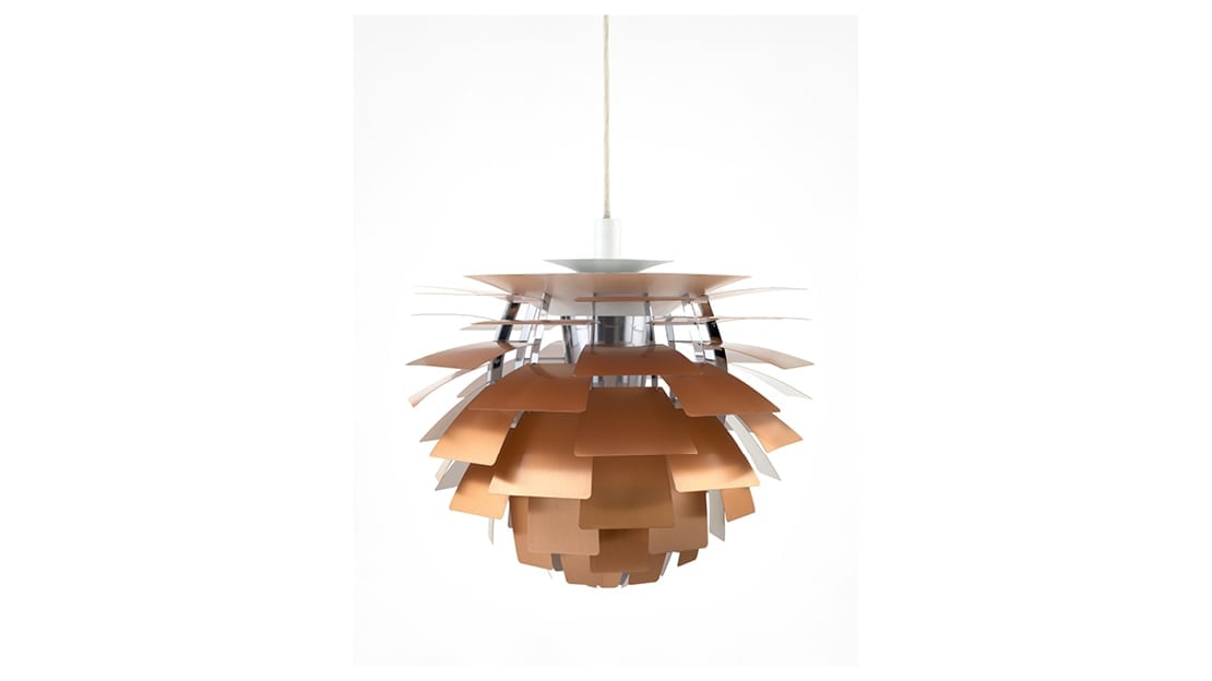 Poul Henningsen, «PH Kongle», 1958, prod. Louis Poulsen & Co. En lampe formet som en utbrettet kongle eller en oppned artisjokk. Lampen er i mattpolert kobber.