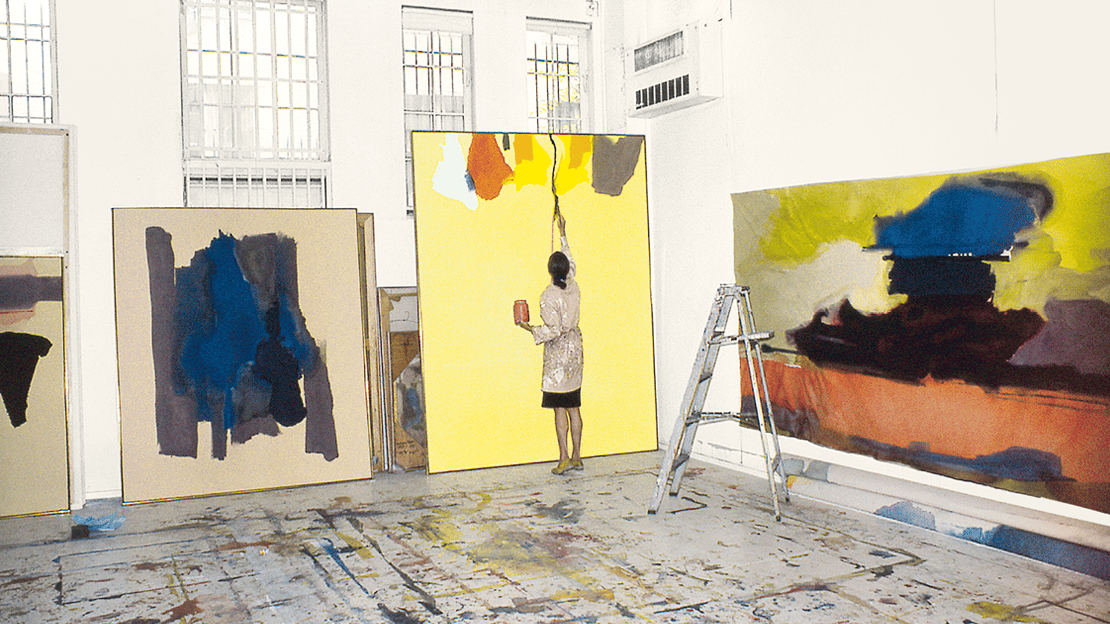Helen Frankenthaler arbeider med verket «Rapunzel» (1974) i sitt studio i New York i april 1974. Fotografi av Helen Frankenthaler mens hun maler i sitt studio i 1974.