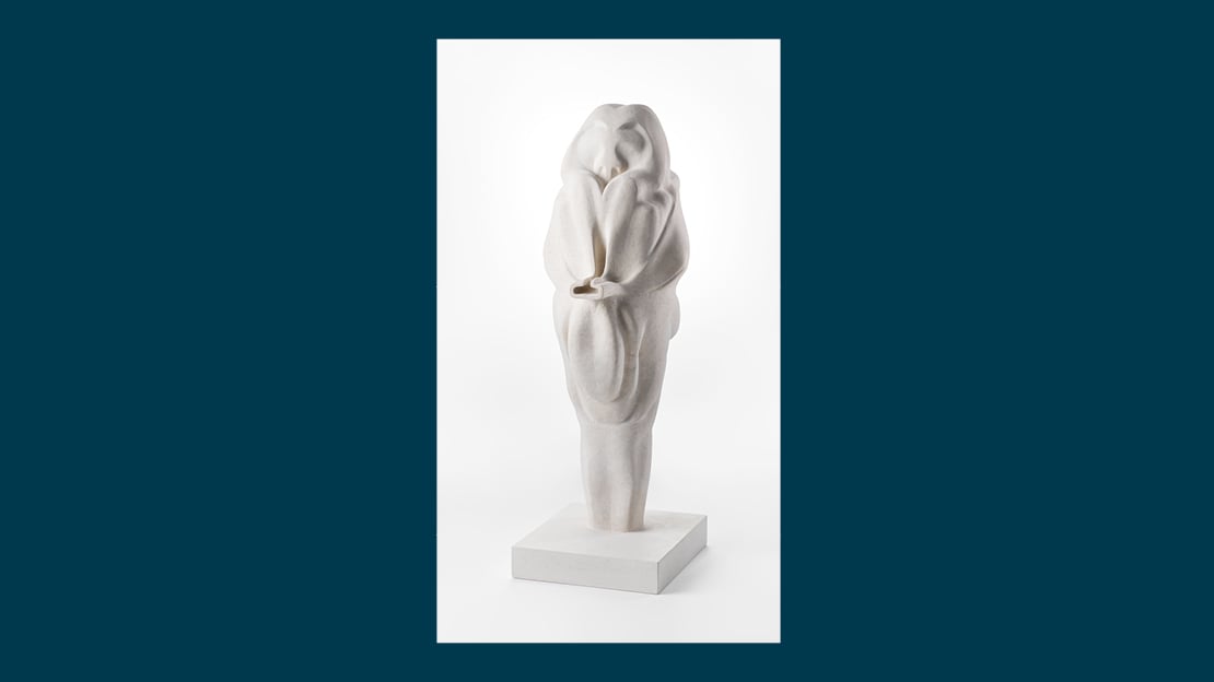 Marguerite Humeau, «Venus of Frassassi, A 10 year old female has ingested a rabbit's brain», 2018. Hvit skulptur bestående av en kvinne og en kanin som har blitt en form.