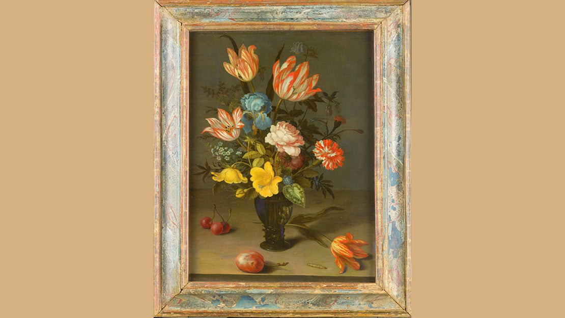 Maleri med stilleben av røde, oransje, blå og rosa blomster i en mørk vase.