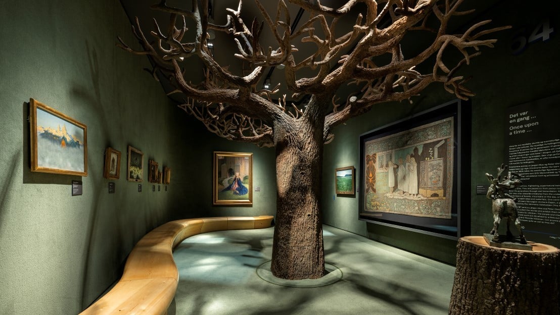 Eventyrrommet i Nasjonalmuseet Utstillingsrom med et stort tre i midten