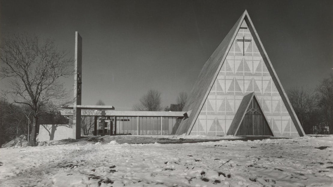 Bakkehaugen kirke (1959-1960) finner du i Carl Grøndahls vei 27 på Tåsen i Oslo.