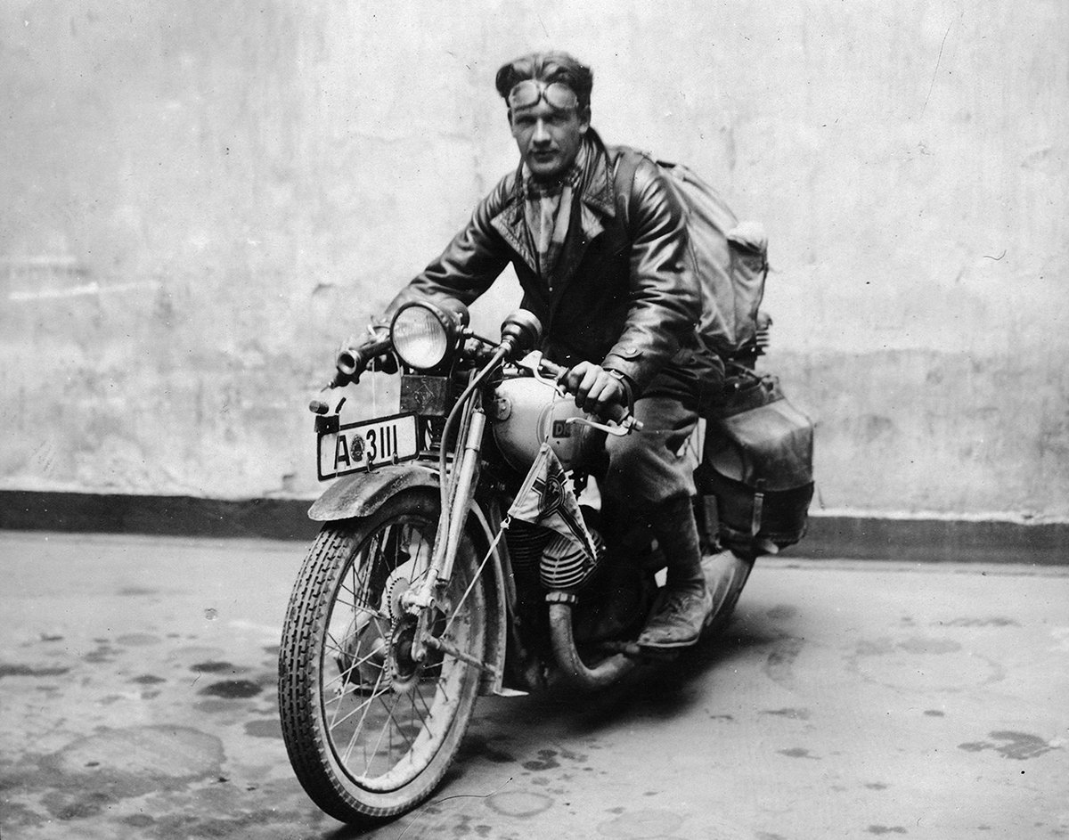 Mann på motorsykkel, på 1930-tallet.