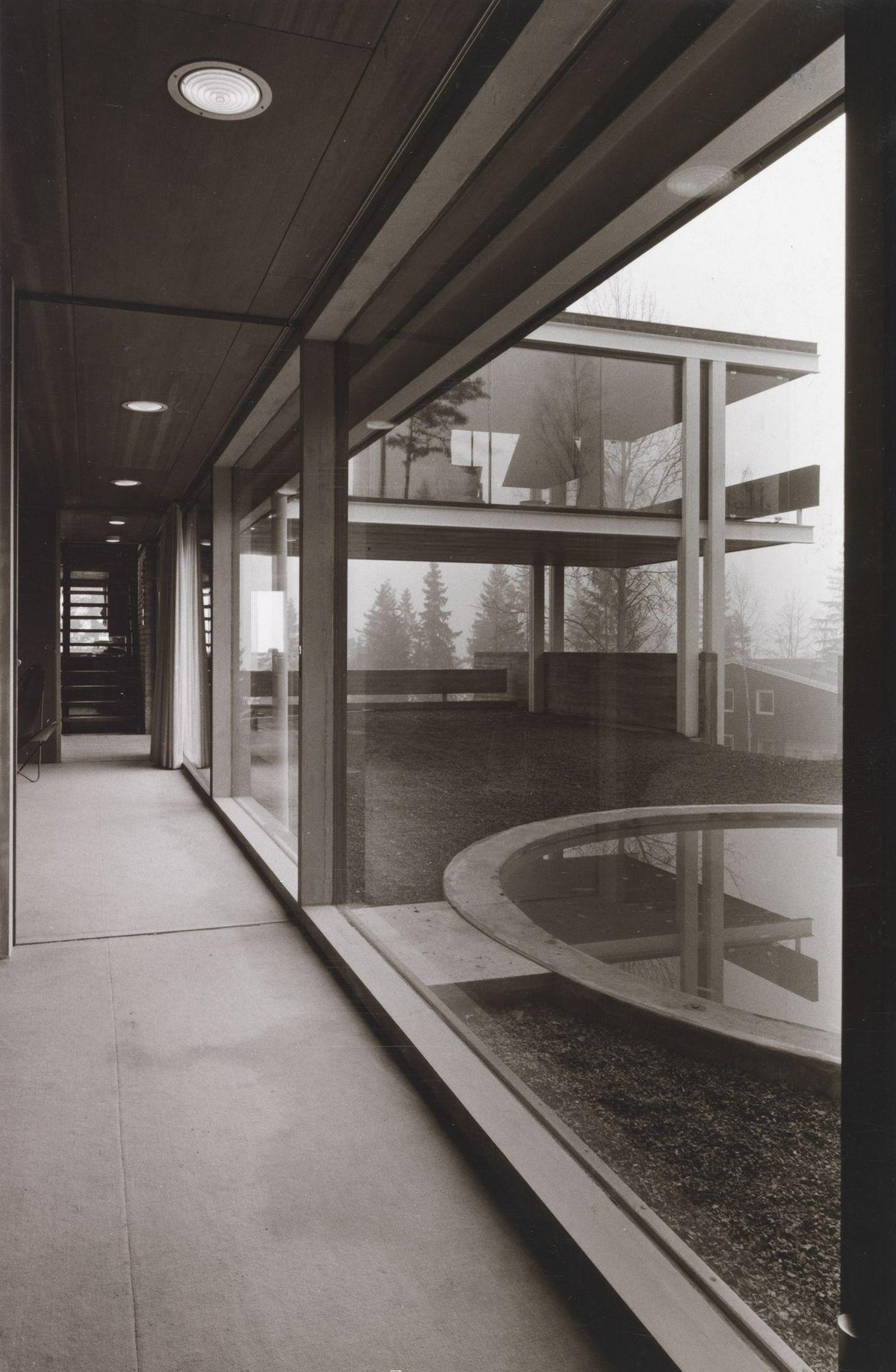 Svart-hvitt bilde av interiør i moderne hus fra 1960-tallet