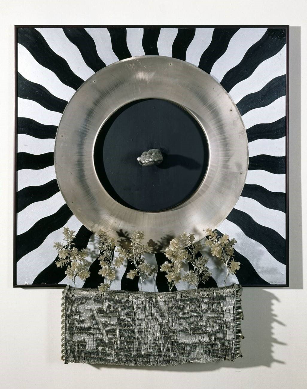 Abstrakt popkunstverk med hånd som stikker ut av installasjon