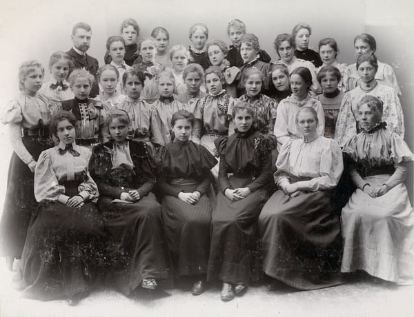 Klasse fra Frøken Sylows pikeskole, ca. 1897. Ingeborg Gade er nr. 2 fra høyre i fremste stående rekke.