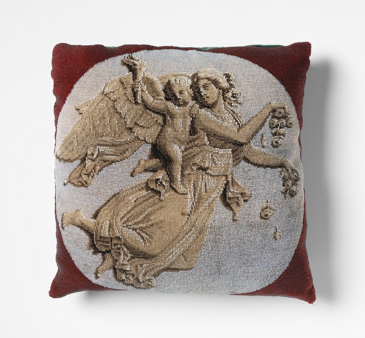 Pute med marmoraktig skildring av engler