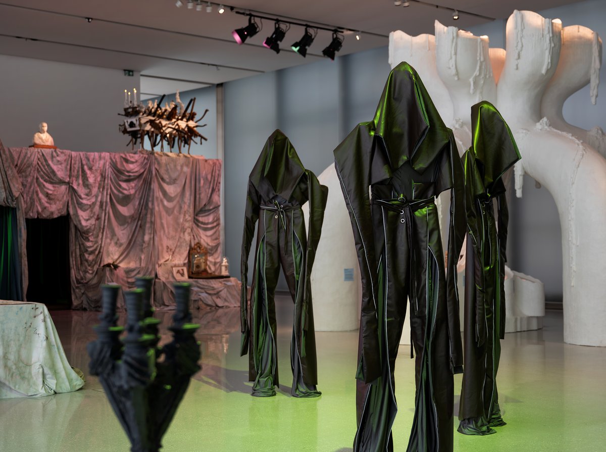 Sandra Mujinga, "Nokturnal Kinship", 2018 Big, black-clothed figures