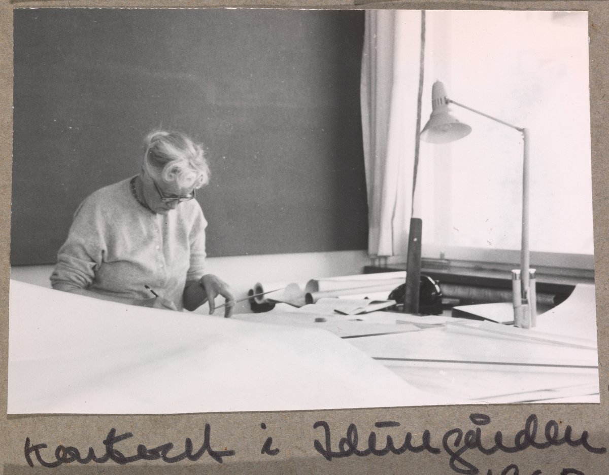 Uidentifisert fotograf, Maja Melandsø ved tegnebordet, Trondheim. Fra eget fotoalbum, ca. 1960.