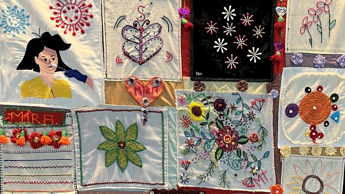 Broderi, detalj – skapt av kvinner som deltok på workshop i samarbeid mellom Nasjonalmuseet og MiRA-senteret, 2022