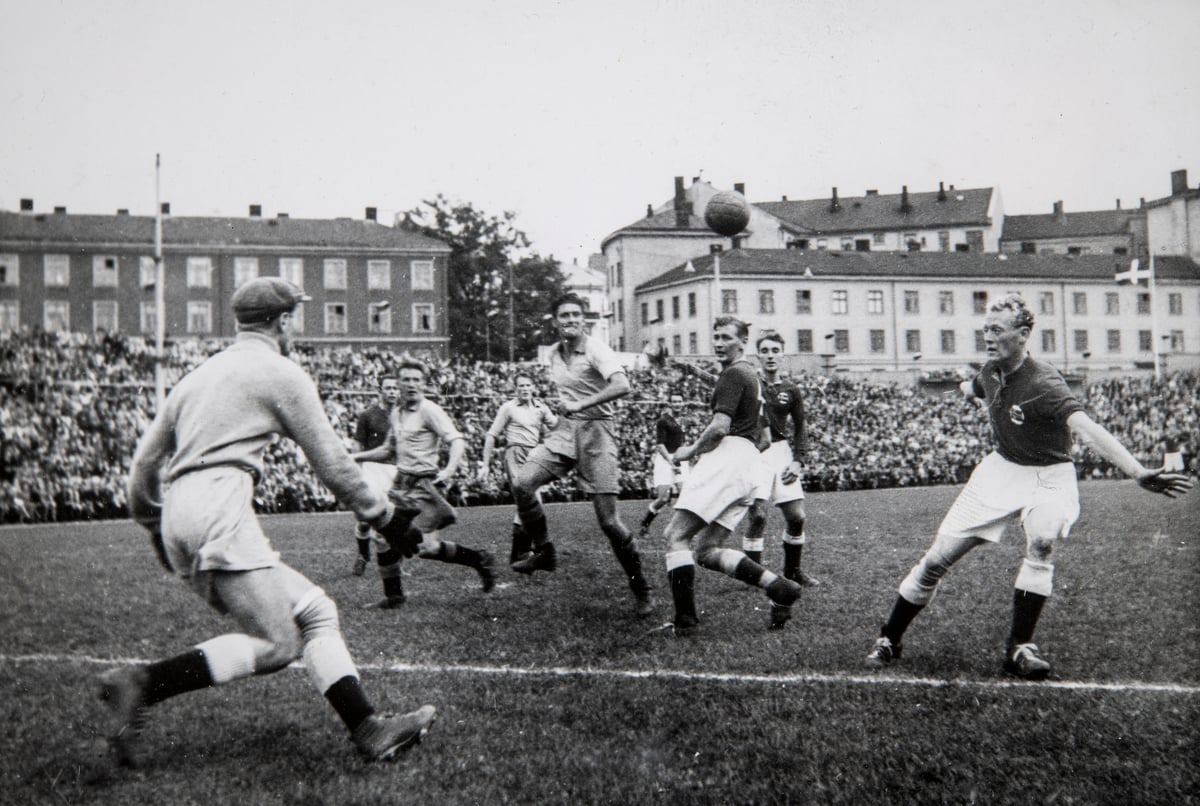 Hamarkameratene, HamKams Arne Olsen i B-landskamp mot Sverige på Bislett stadion oktober 1949. Svart-hvitt-bilde av menn som spiller fotball