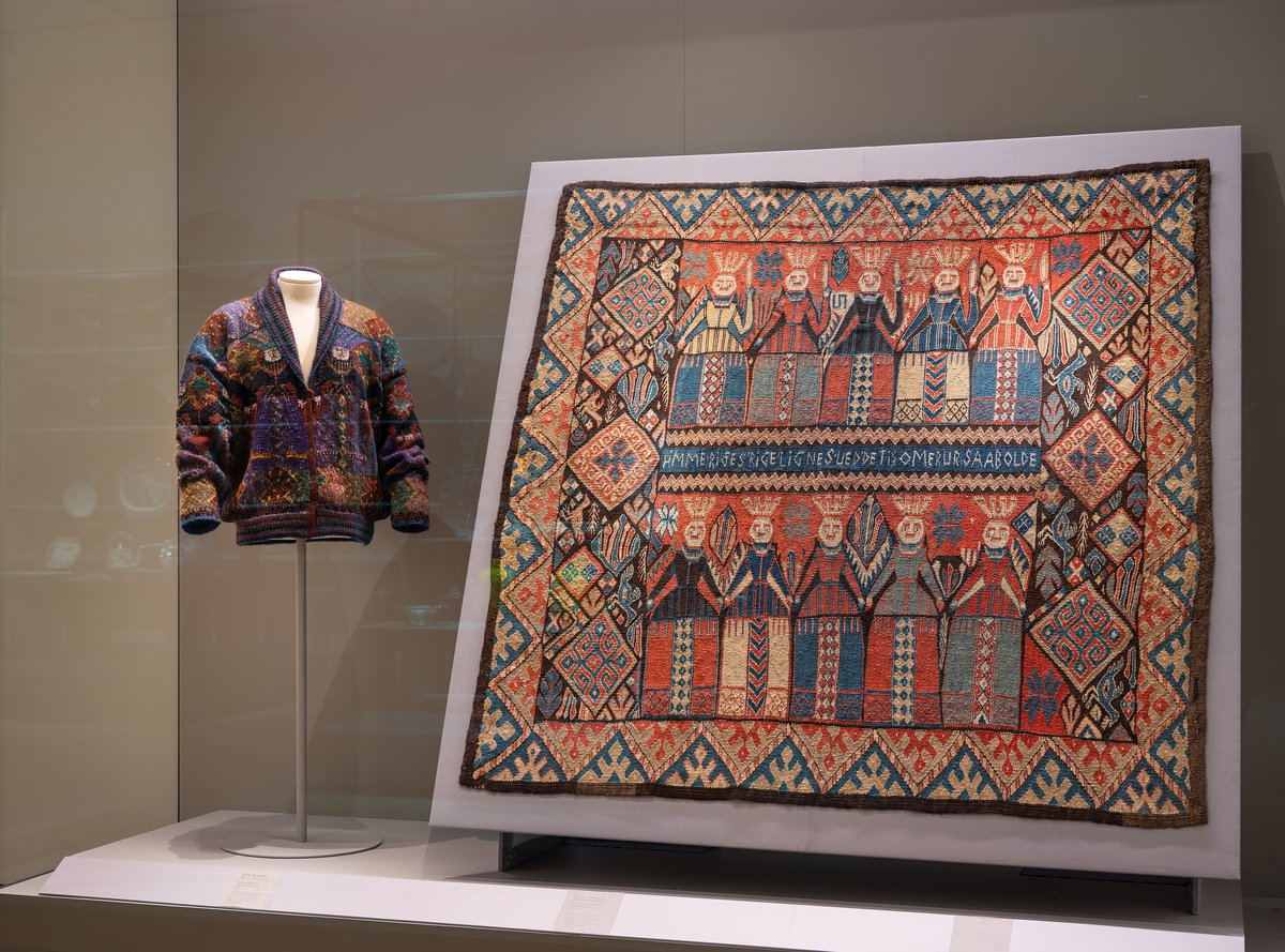 Kaffe Fassetts jomfrujakke og eit jomfruteppe i rom 29 i Nasjonalmuseet.