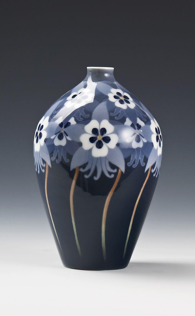 Bing & Grøndahl (produsent), vase, mellom 1895 og 1905 Blå vase i porselen med malt dekor av blomster
