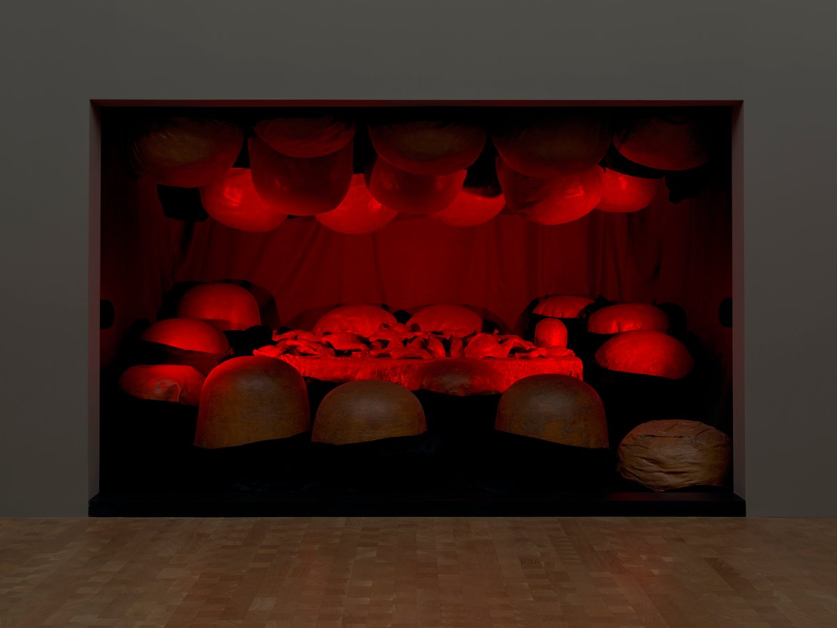 rødt kunstverk inne i ve