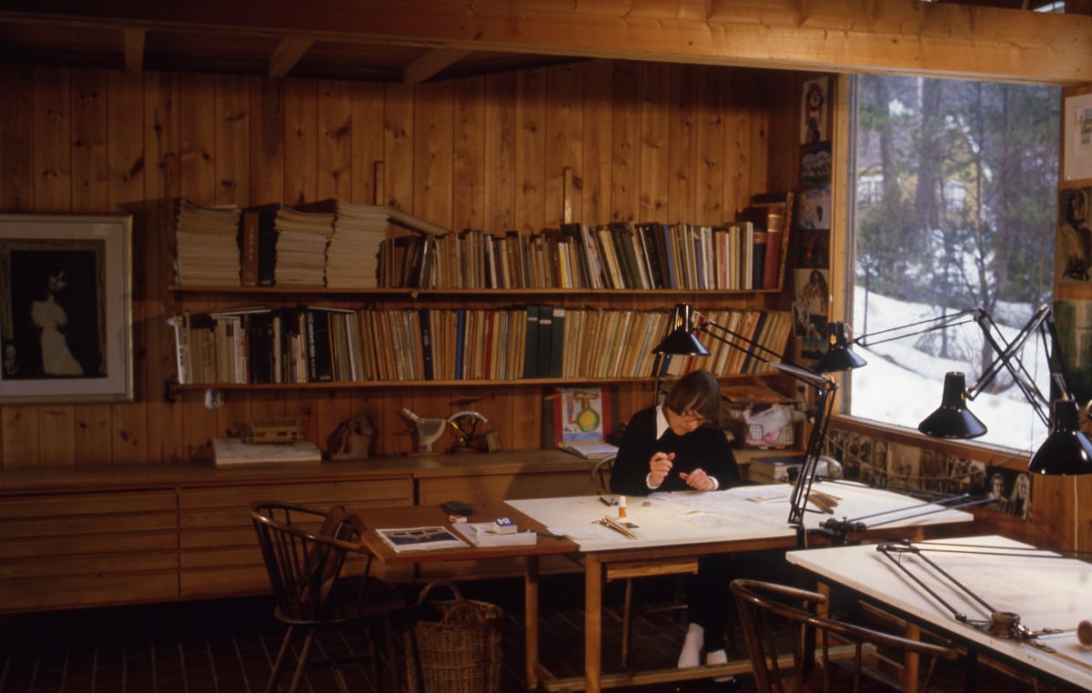 Wenche Selmer ved tegnebordet i hjemmet sitt i Trosterudstien, 1972.
